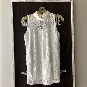 Lace sleeveless blouse